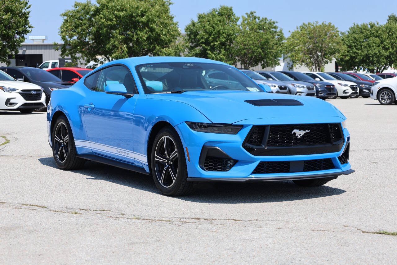 Used 2025 Ford Mustang Coupe RWD image 4