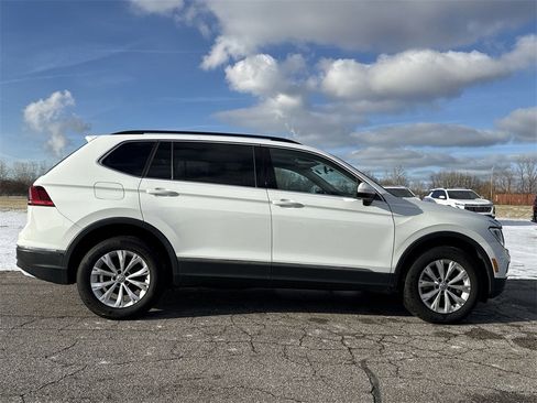 Used 2018 Volkswagen Tiguan SE w/ Panoramic Sunroof Package image 9