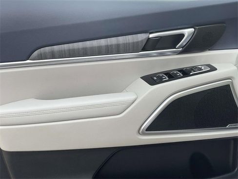 Used 2025 Kia Telluride EX w/ EX Captain's Chair Package image 15