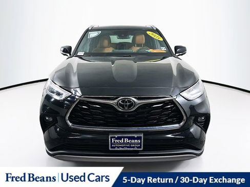 Used 2025 Toyota Highlander Platinum image 2