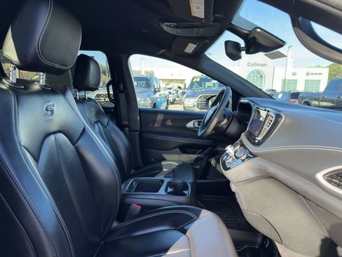 Used 2023 Chrysler Pacifica Touring-L w/ S Appearance Package image 38