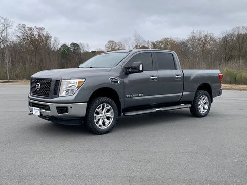 Used 2019 Nissan Titan SV w/ SV Convenience Package image 3