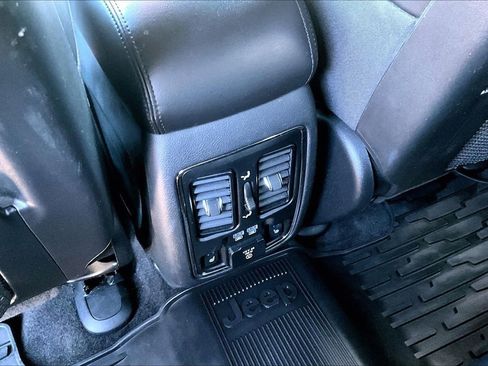 Used 2018 Jeep Grand Cherokee Limited image 10