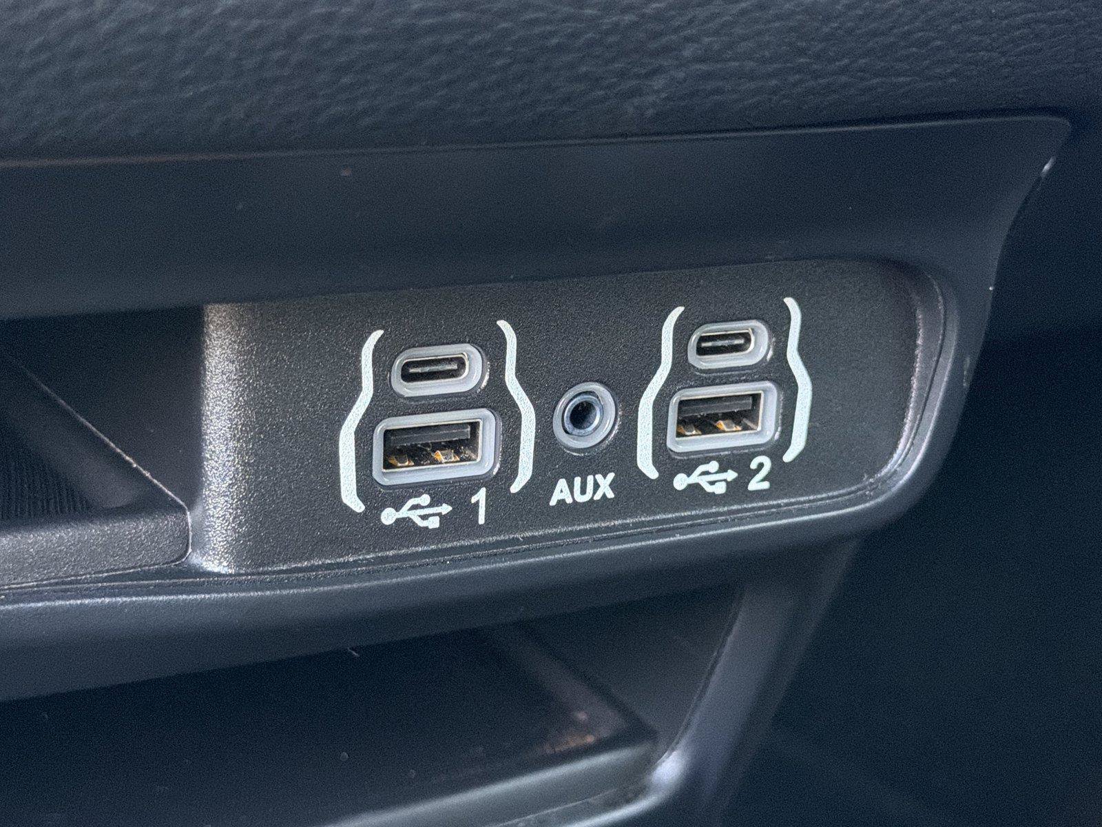 Used 2024 Chrysler Pacifica Limited FWD image 31