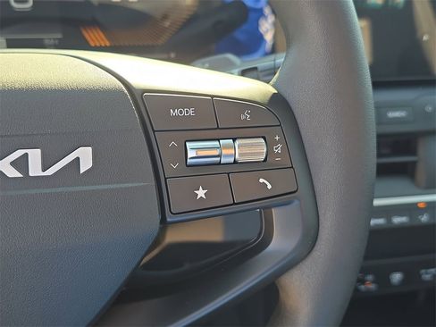 New 2025 Kia K4 LXS image 32