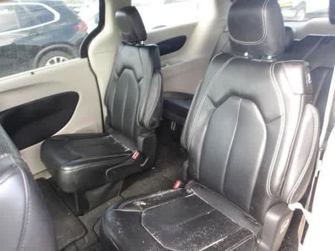 Used 2023 Chrysler Pacifica Touring-L image 6