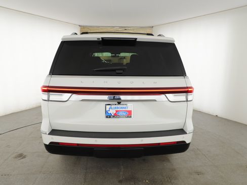 Used 2024 Lincoln Navigator L Reserve AWD/4WD image 4