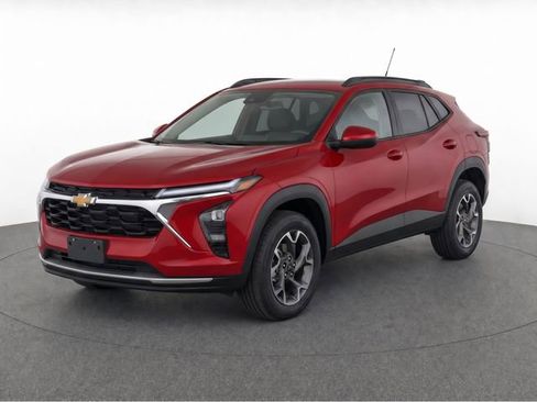Used 2025 Chevrolet Trax LT w/ Driver Confidence Package FWD image 1