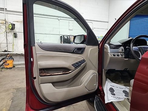 Used 2017 GMC Yukon SLE w/ SLE Value Package AWD/4WD image 6