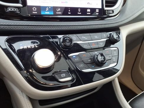 Certified 2023 Chrysler Pacifica Limited FWD image 15