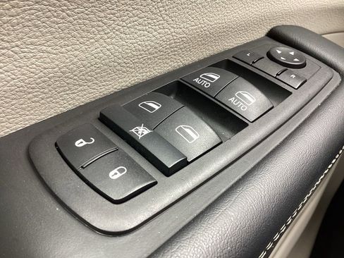 Used 2023 Chrysler Pacifica Touring-L image 15