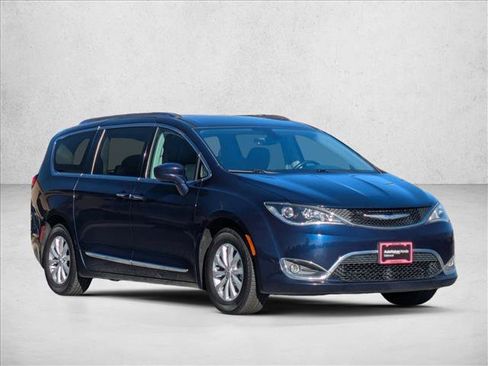 Used 2018 Chrysler Pacifica Touring-L Plus image 3