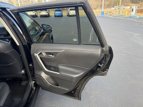 Used 2021 Toyota RAV4 XLE Premium image 23