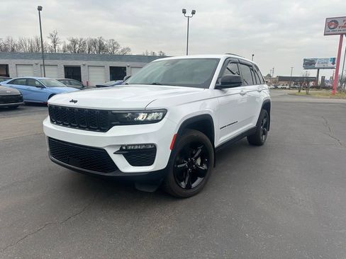 Used 2023 Jeep Grand Cherokee Limited w/ Black Appearance Package image 13