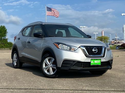 Used 2019 Nissan Kicks S image 2