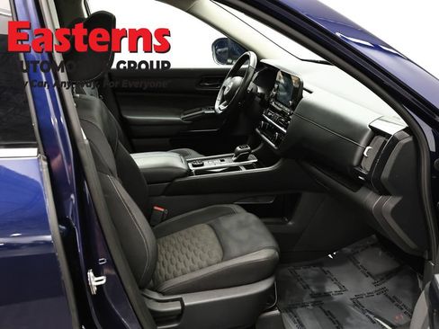 Used 2023 Nissan Pathfinder SV w/ SV Premium Package AWD/4WD image 24
