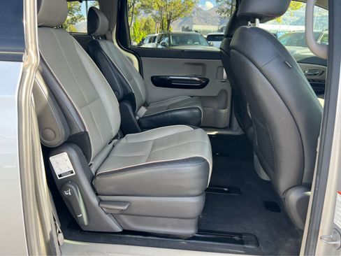 Used 2016 Kia Sedona SX image 22