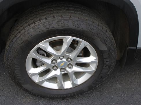 Used 2022 Chevrolet Traverse LS FWD image 27