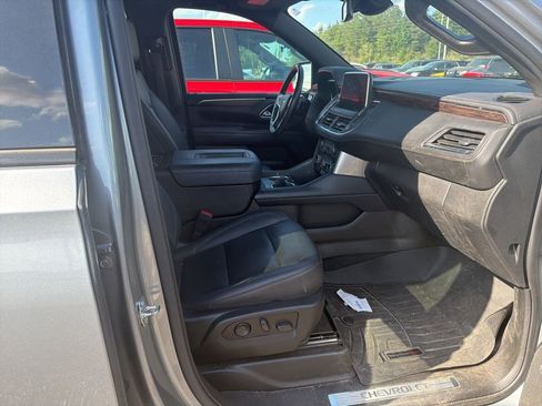 Used 2023 Chevrolet Suburban Z71 w/ Luxury Package image 3