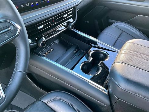 Used 2025 Chevrolet Tahoe High Country image 15