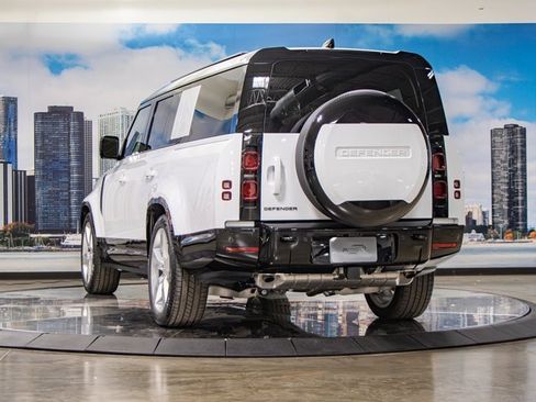 Used 2025 Land Rover Defender 130 X-Dynamic SE image 9
