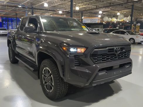 Used 2024 Toyota Tacoma TRD Sport w/ TRD Sport Premium Package AWD/4WD image 5