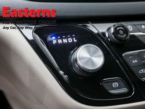 Used 2023 Chrysler Pacifica Touring-L image 13