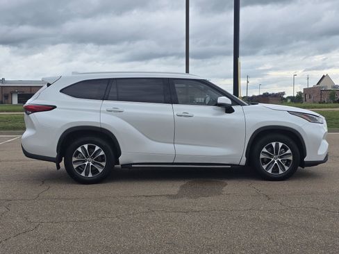 Used 2022 Toyota Highlander XLE FWD image 4