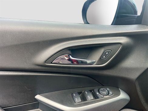 Used 2025 Chevrolet Trax RS w/ Driver Confidence Package image 9