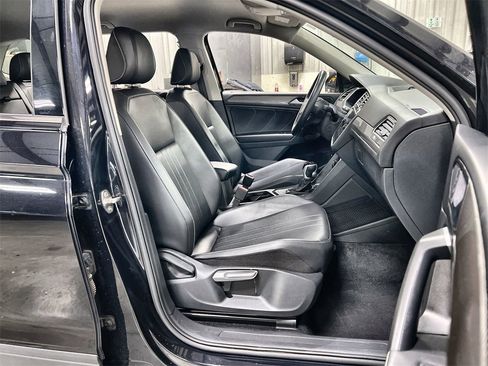 Used 2024 Volkswagen Tiguan SE image 28