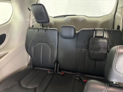 Used 2022 Chrysler Pacifica Touring-L FWD image 25