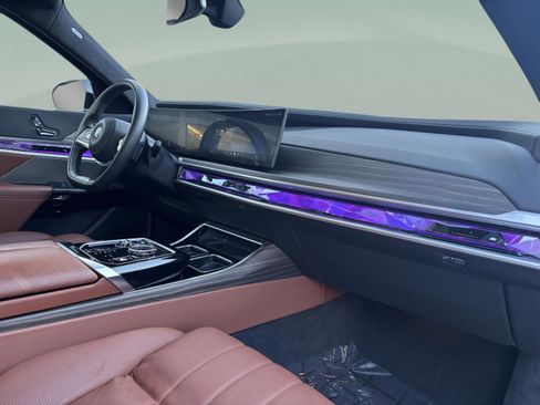 Used 2024 BMW i7 eDrive50 w/ Executive Package image 35