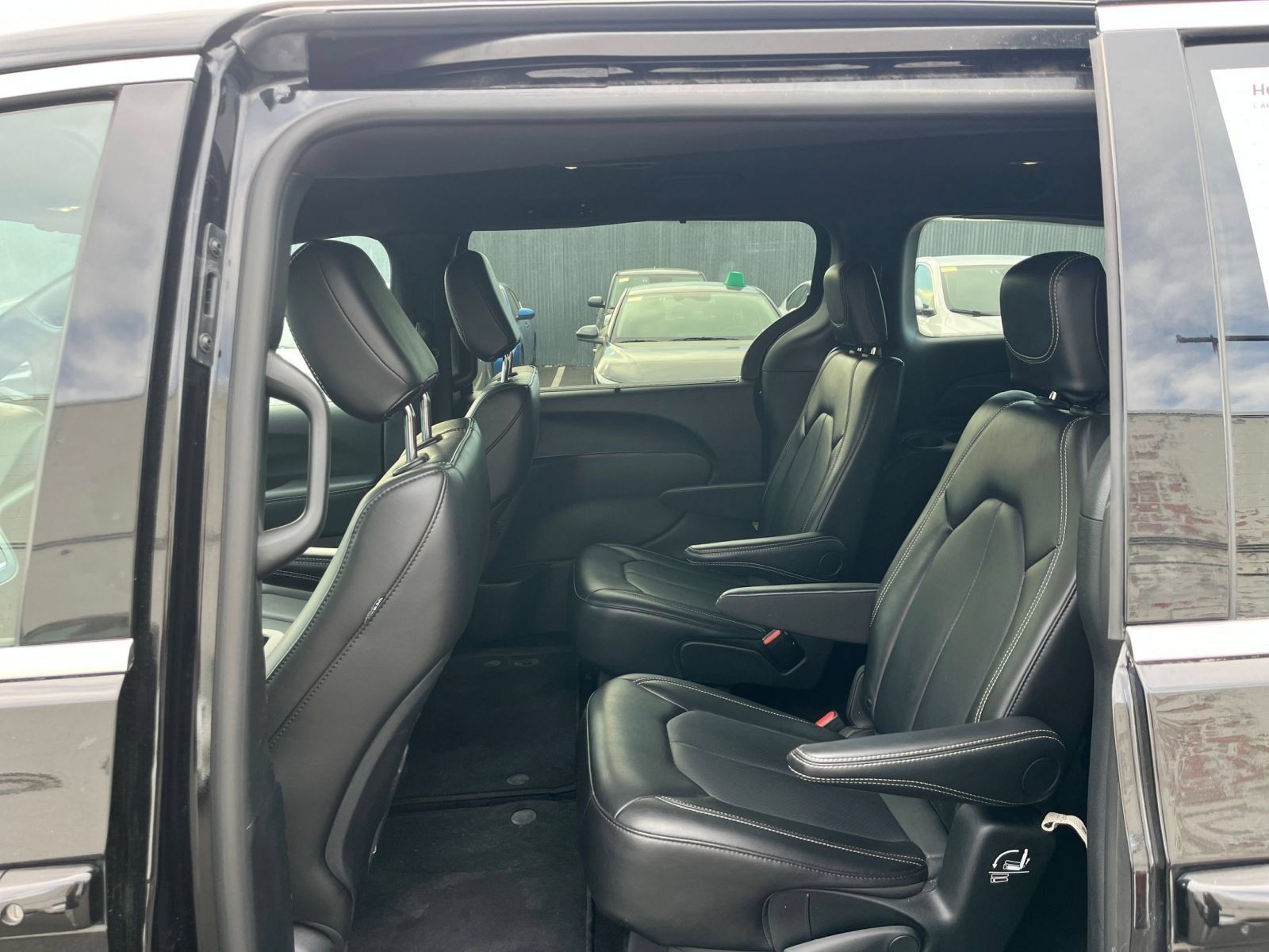 Used 2025 Chrysler Pacifica Select FWD image 27