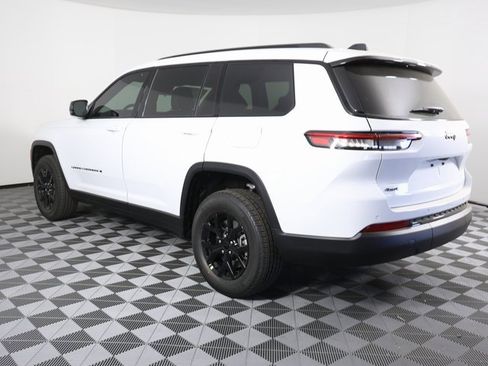 Used 2025 Jeep Grand Cherokee L Altitude image 5