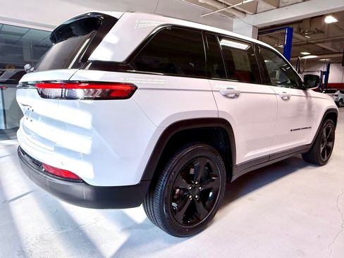 Certified 2023 Jeep Grand Cherokee Altitude AWD/4WD image 10