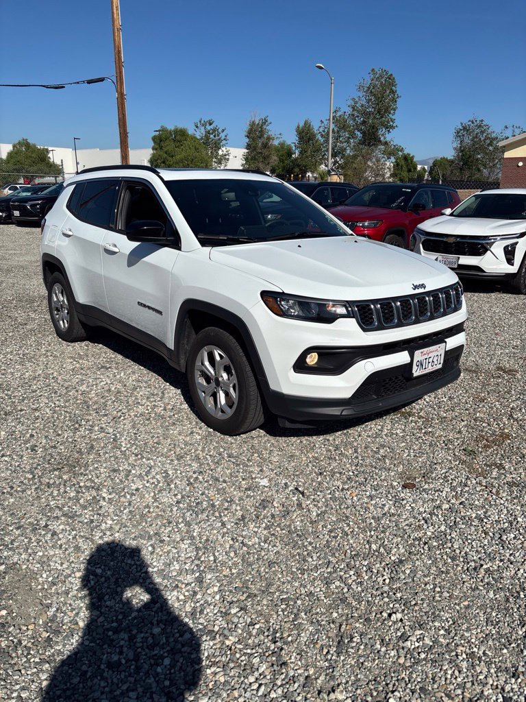 Used 2025 Jeep Compass Latitude w/ Sun & Sound Group AWD/4WD image 3
