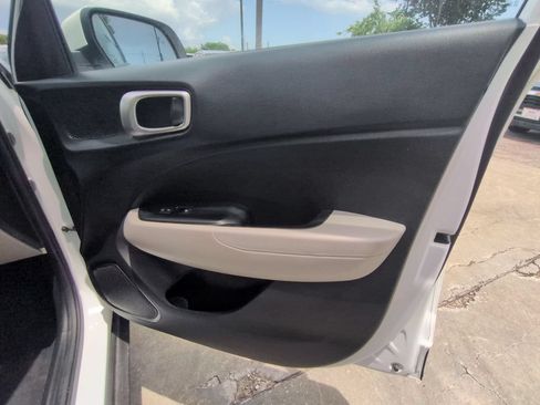 Used 2025 Hyundai Venue SEL FWD image 32