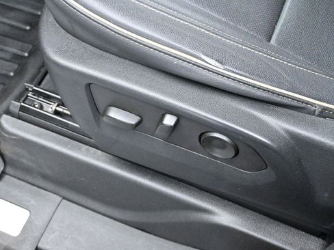 Used 2023 GMC Yukon SLT w/ SLT Premium Package image 14