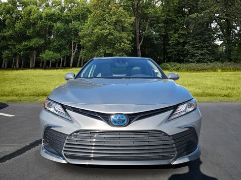 Used 2023 Toyota Camry XLE w/ Navigation Package FWD image 2