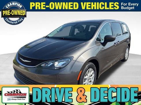 Used 2017 Chrysler Pacifica Touring FWD image 1