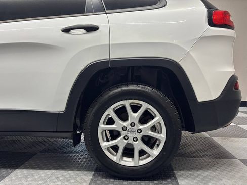 Used 2016 Jeep Cherokee Sport FWD image 11