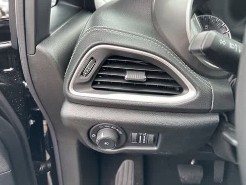 New 2026 Chrysler Pacifica Select image 9