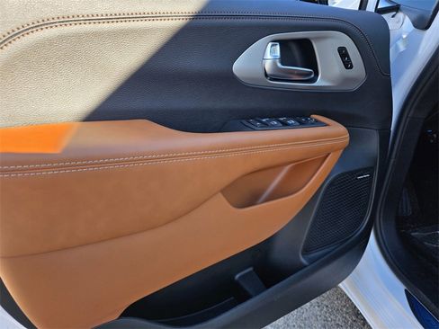New 2026 Chrysler Pacifica Pinnacle image 8
