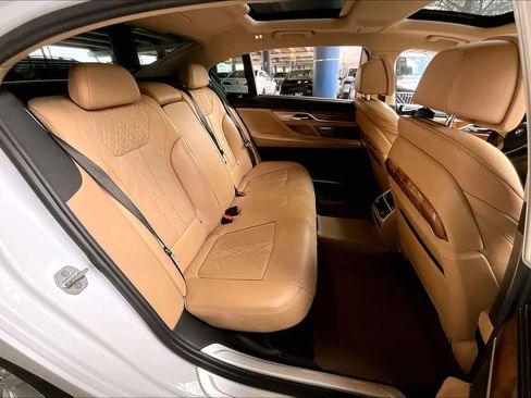 Used 2018 BMW 740i image 21