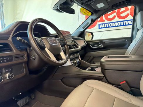 Used 2023 GMC Yukon XL SLT w/ SLT Premium Package image 16