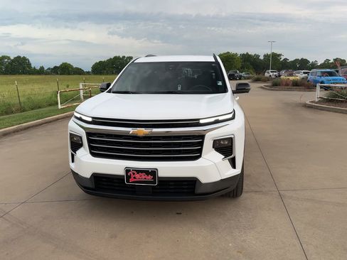 Used 2024 Chevrolet Traverse LT image 3