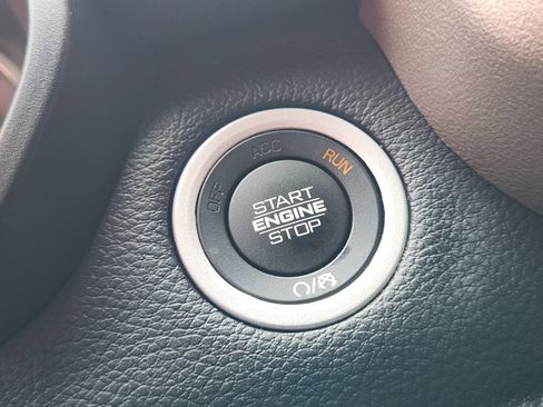 Used 2019 RAM 1500 Laramie AWD/4WD image 23
