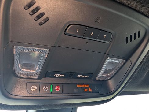 Used 2022 Chevrolet Traverse LT FWD image 29
