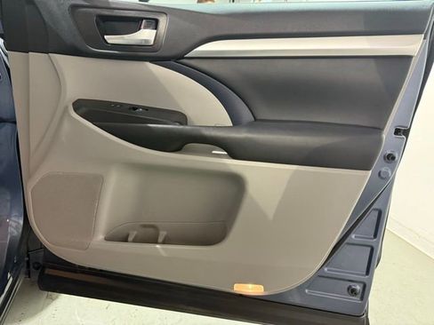 Used 2019 Toyota Highlander SE image 29