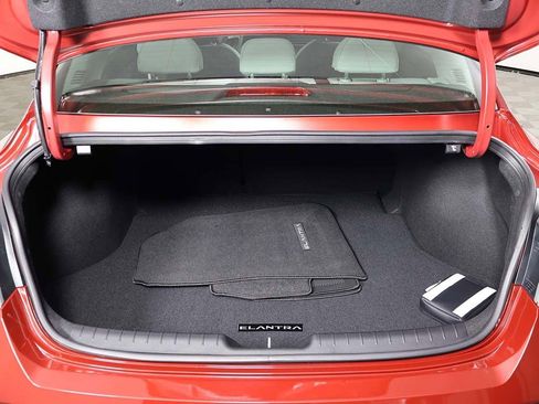 Certified 2025 Hyundai Elantra Limited image 18